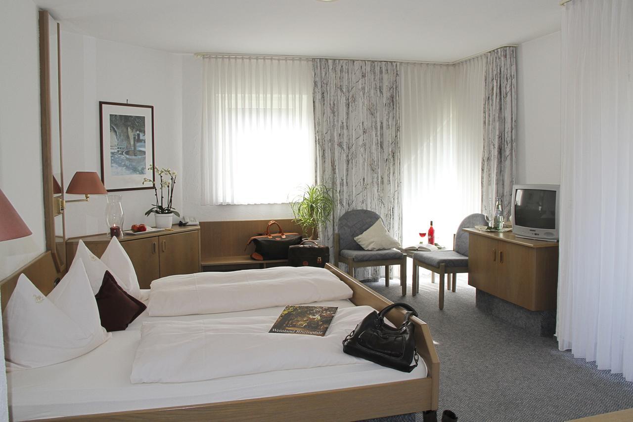 Hotel- Restaurant Zum Schwan Waldfischbach-Burgalben Εξωτερικό φωτογραφία